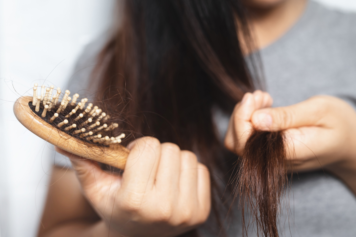 Diferencia entre rotura capilar y caída del cabello: la guía definitiva