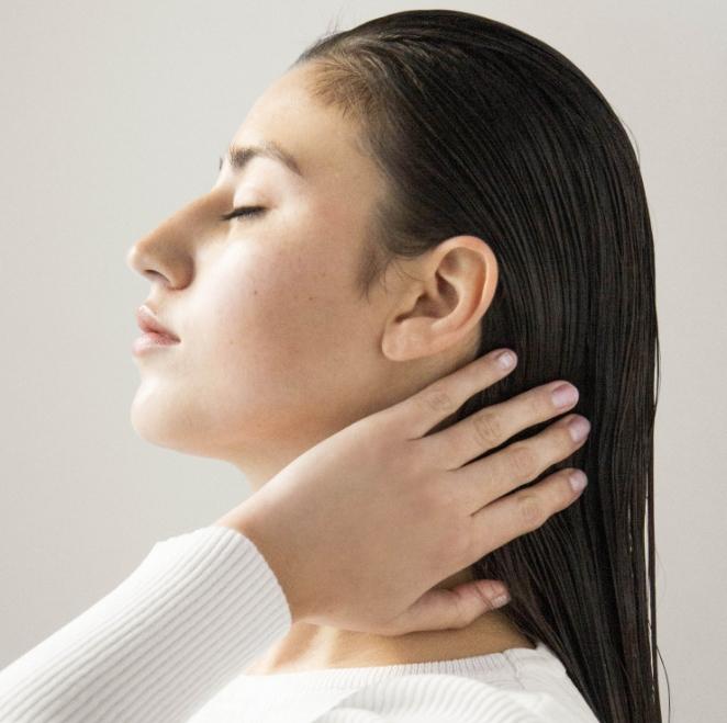 Cómo cepillar el cabello fino correctamente